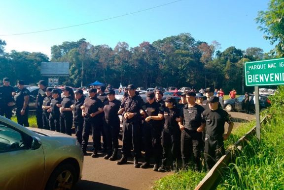 Momentos de tensión entre taxistas y docentes en Iguazú