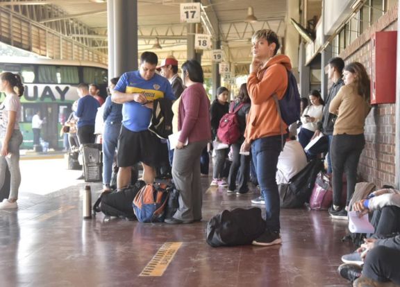 Gran movimiento de pasajeros en la Terminal de Ómnibus de Posadas