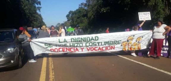 Docentes del FTEL marchan desde el Urugua-i hasta el cruce de la ruta 12 y 101
