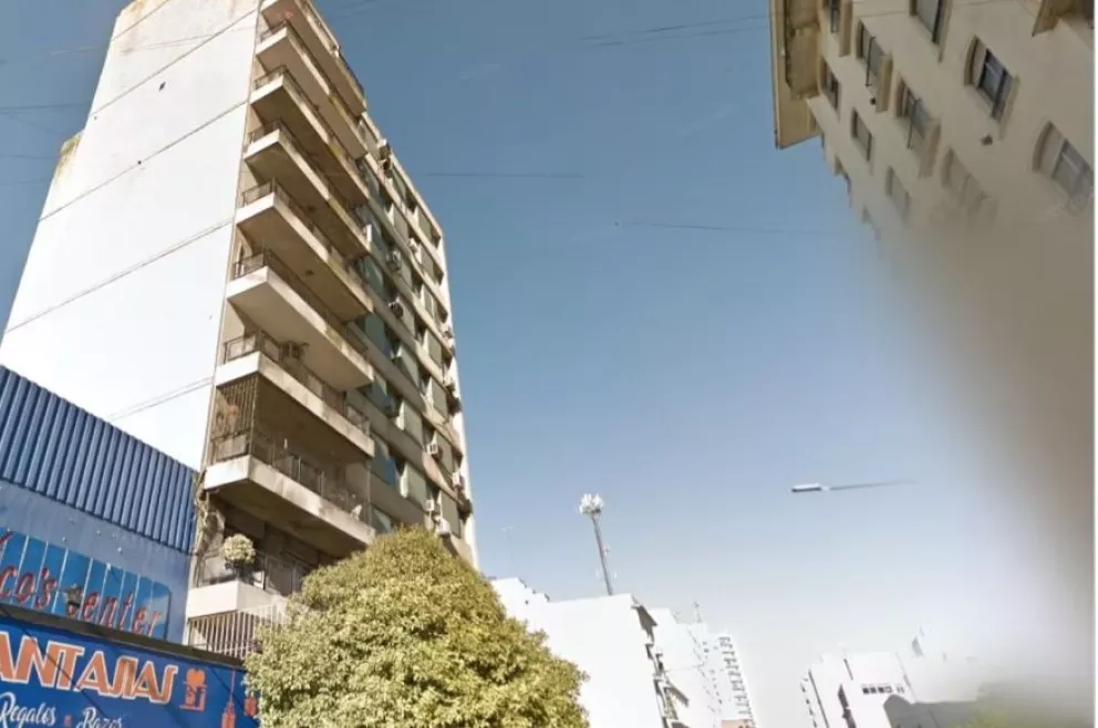 La Plata: dos amigas atravesaron un ventanal y una cayó desde el balcón de un edificio