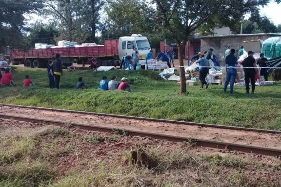 Virasoro: volcó un camión cargado con mercadería sobre la Ruta 14