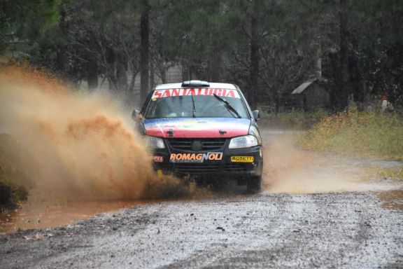 La lluvia marcó la Etapa 1 pero no paró la pasión de la gente en el Rally Integración