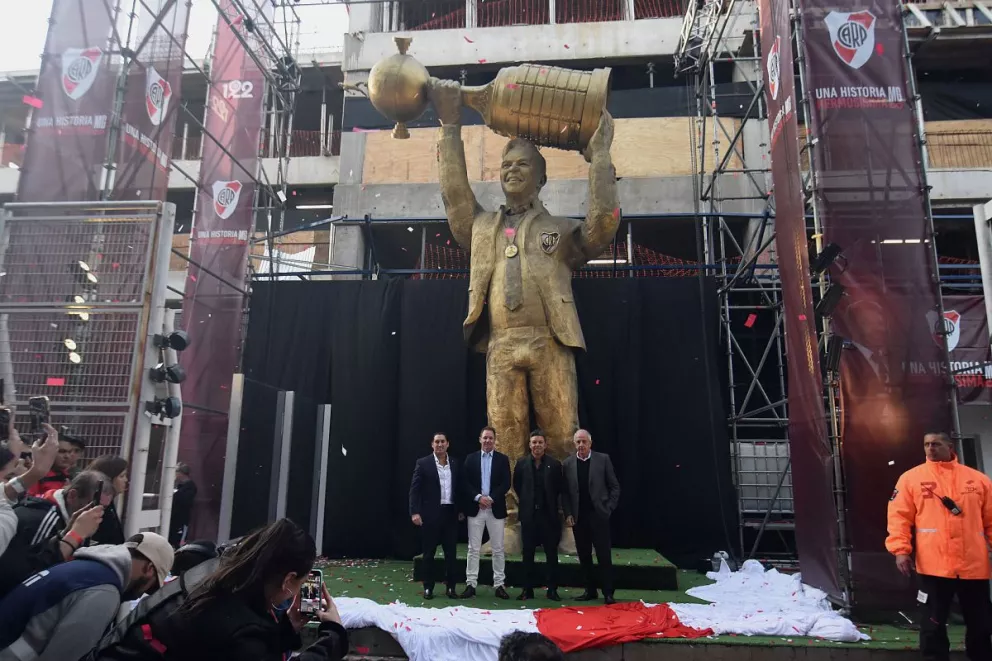 La polémica por el detalle de la estatua de Gallardo: la escultora explicó el motivo