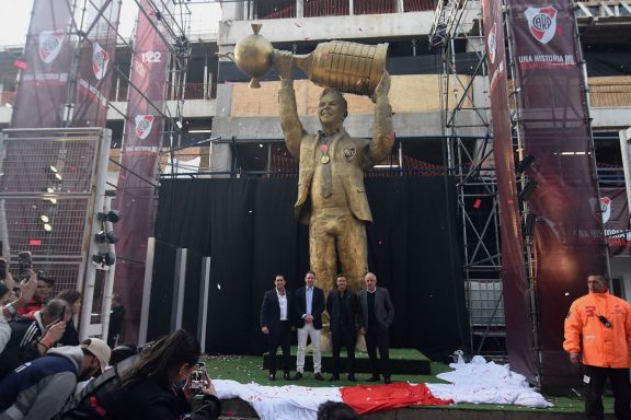 La polémica por el detalle de la estatua de Gallardo: la escultora explicó el motivo