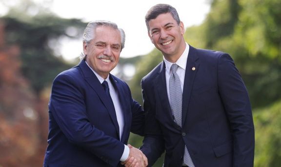 Fernández recibió al presidente electo de Paraguay y viaja a Brasil para un encuentro regional