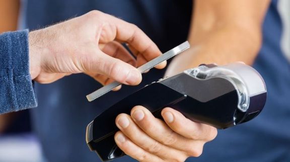 Los pagos con transferencia superaron por primera vez a los efectuados con tarjeta de débito