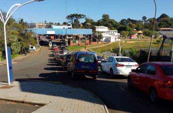 Largas filas de vehículos brasileños en la aduana de Irigoyen 
