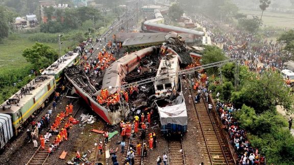 Más de 280 muertos en un accidente de tren en India