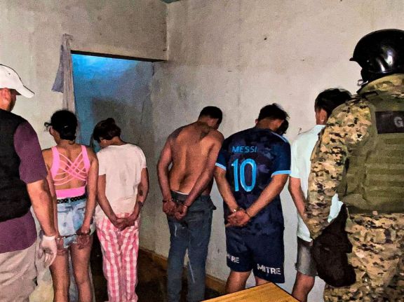 Cinco detenidos bajo sospecha de vender drogas en en barrio Santa Lucía de Posadas