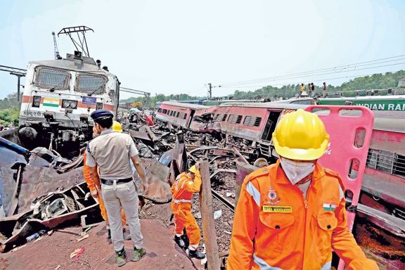 Accidente de tren en India habría sido por falla de señales