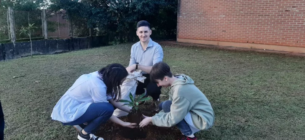 Alumnos jardinenses plantaron árboles en el Día del Medioambiente