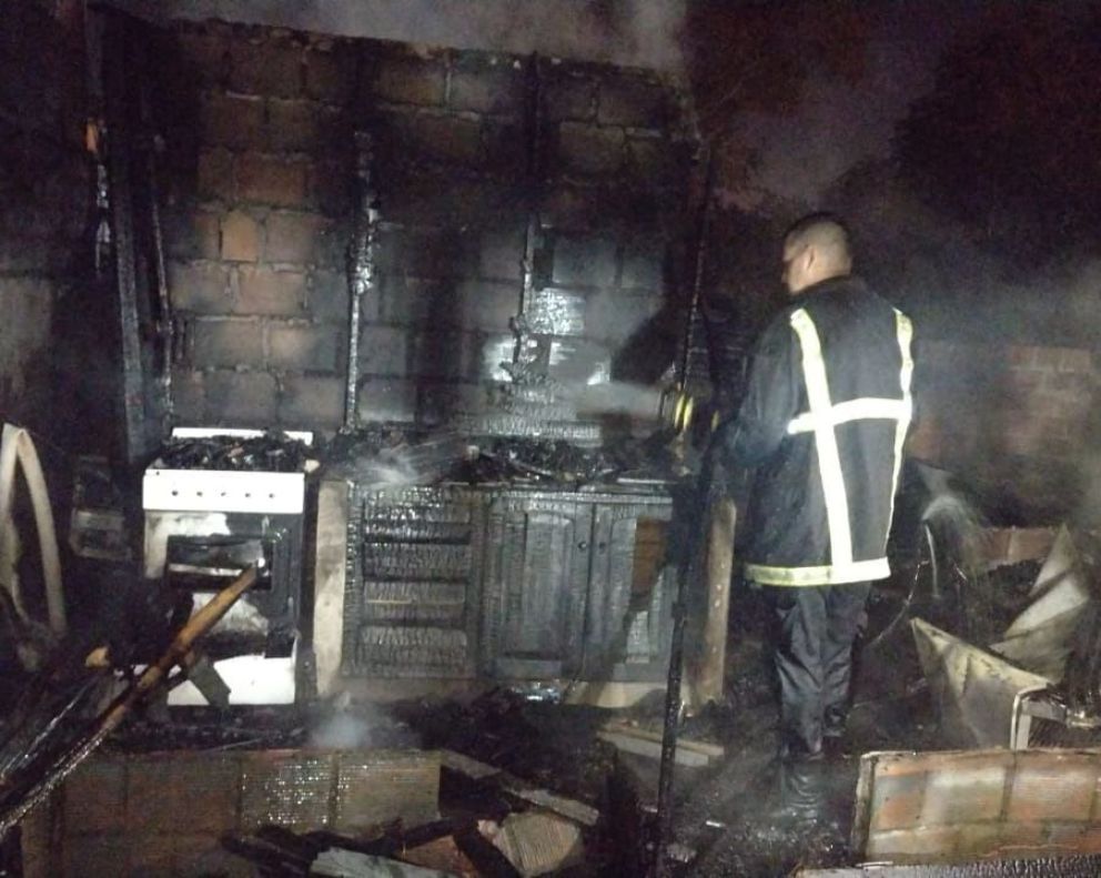 Dos personas fallecieron tras el incendio de su vivienda en Posadas y San Pedro