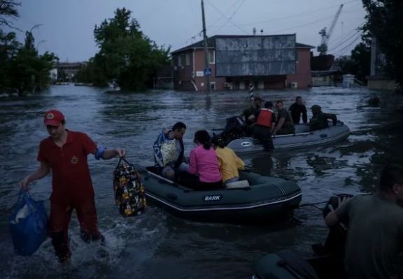 Ucrania reanudó la evacuación de las zonas inundadas tras la destrucción de la represa de Kajovka