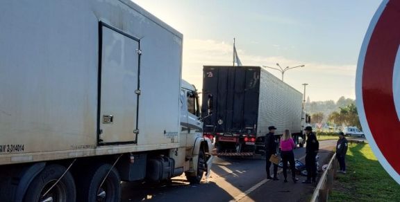 Motociclista herida por colisión entre camiones