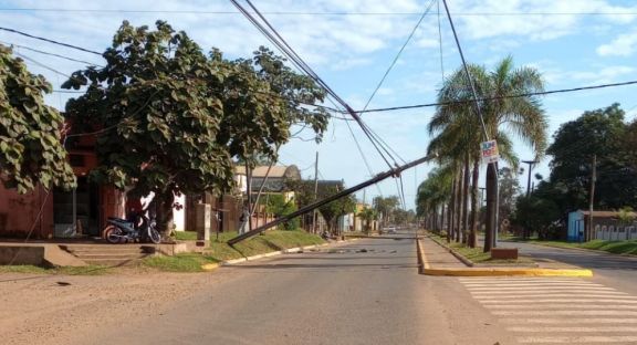 Por fuertes ráfagas de viento cayeron seis postes sobre la avenida Las Américas en Santo Tomé