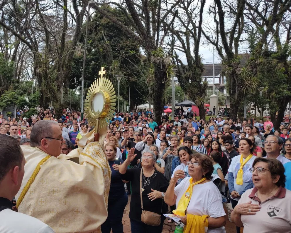 Multitudinaria celebración de Corpus Christi en Puerto Iguazú