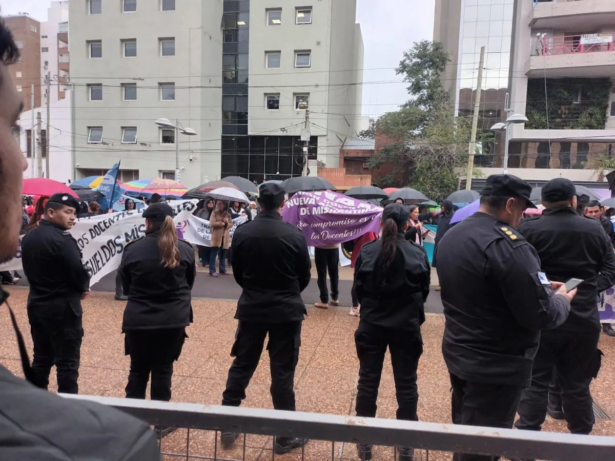 Docentes del FTEL llegaron a la Legislatura para pedir reapertura de paritarias
