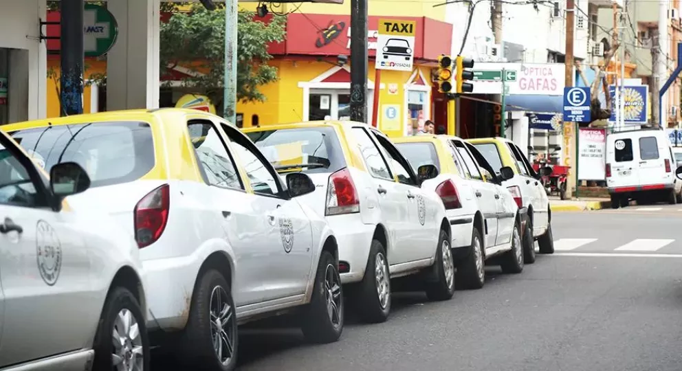 Impulsan ordenanza para flexibilizar requisitos a taxis y regular servicios de Uber en Posadas 