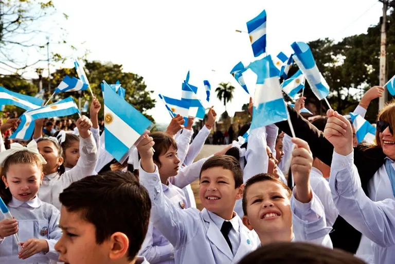 Cientos de niños prometieron con fervor patrio su lealtad a la bandera