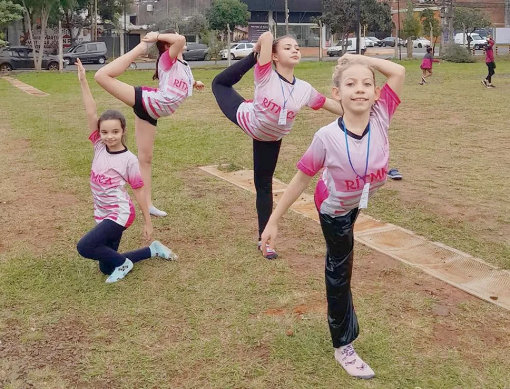 Las gimnastas de San Vicente compartieron su alegría de competir en casa.