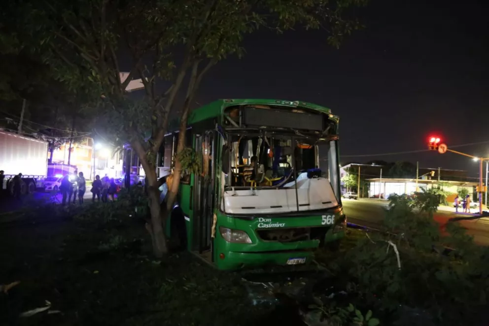 Posadas: despistó un colectivo urbano sobre la avenida Quaranta, cuatro pasajeros hospitalizados